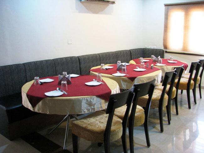 Aum Health Resort Vadodara Ngoại thất bức ảnh